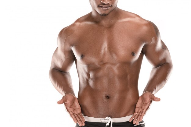 Forma joven con hermoso torso aislado en blanco