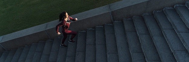 Forma joven subiendo escaleras