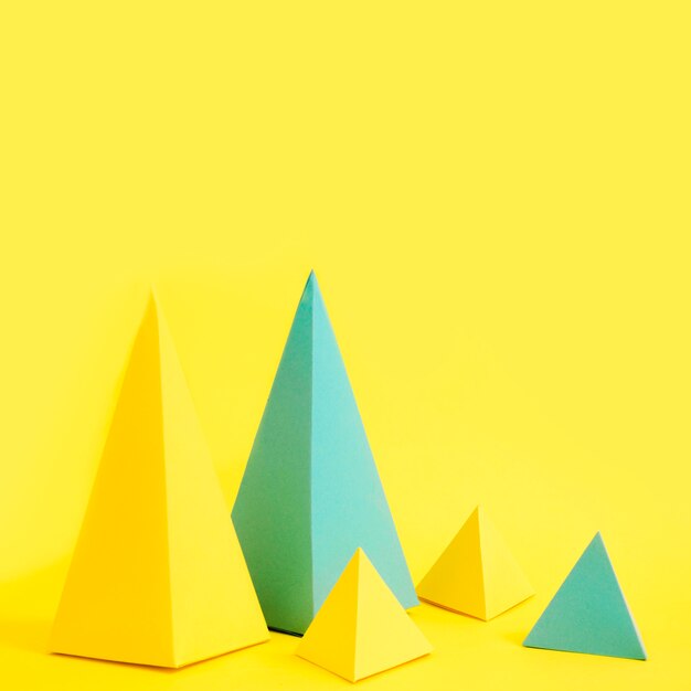 Forma de papel de triángulos de alto ángulo