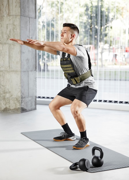 Foto gratuita formación de hombre de tiro completo en estera de yoga