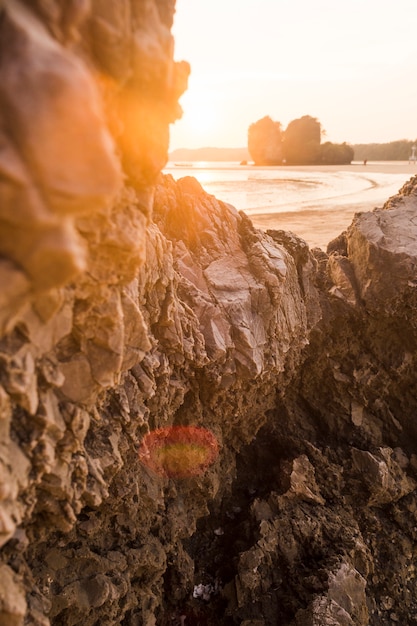 Formación rocosa en playa idílica