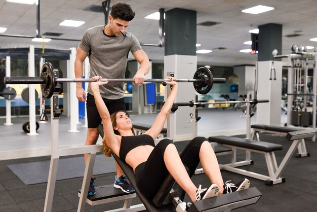 la formación sana cuerpo de hombre de deporte