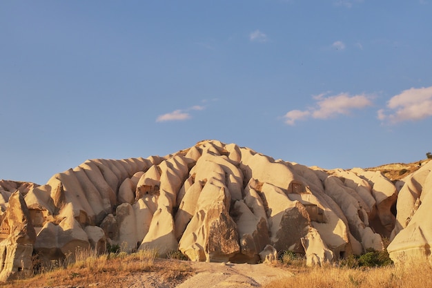 Formaciones rocosas en Rose Valley Capadoccia en Goreme, Turquía