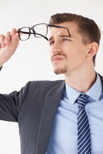 Formal hombre de negocios blanco concentró espectáculos