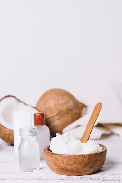 Foto gratuita formas de disparo vertical de aceite de coco.