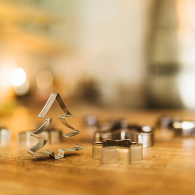 Formas para galletas en mesa de madera.