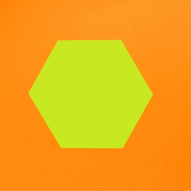 Formas geométricas sobre fondo naranja