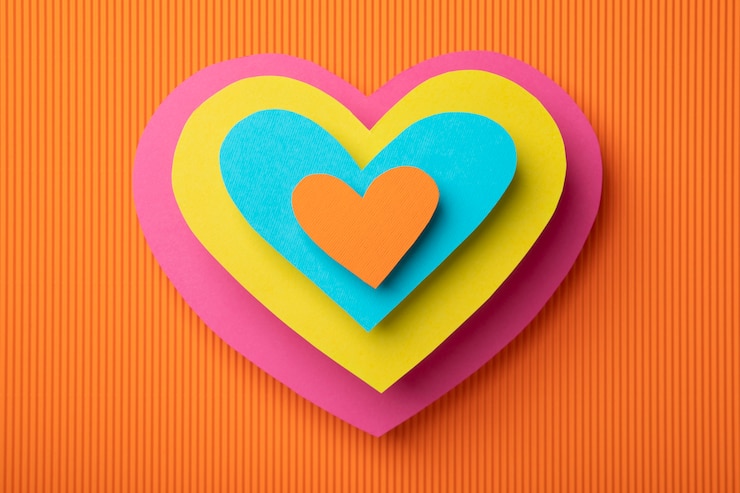 Foto gratuito formas de papel psicodélicas con corazones de colores.