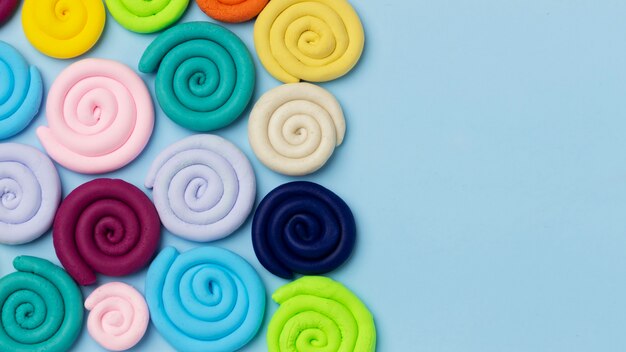 Formas planas de plastilina en espiral con espacio de copia