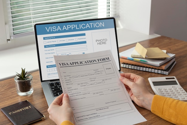 Formulario de solicitud de visa en la computadora portátil