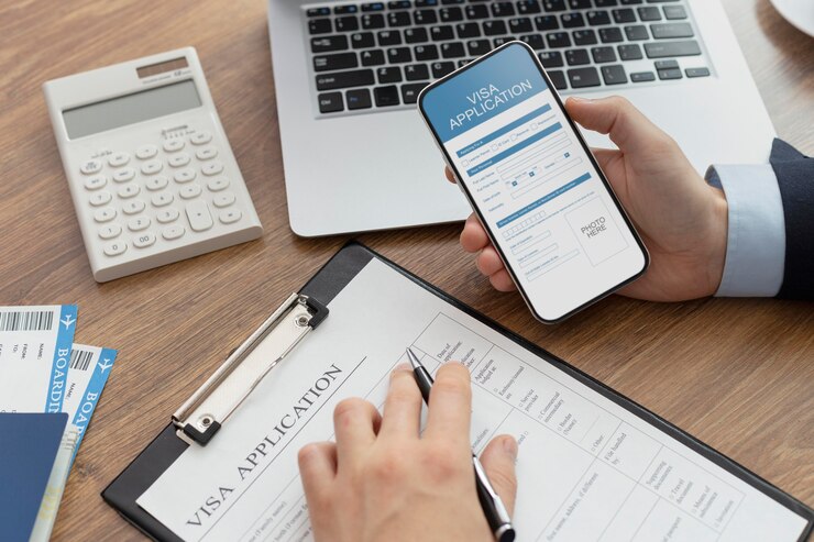 Foto gratuito formulario de solicitud de visa en el teléfono inteligente