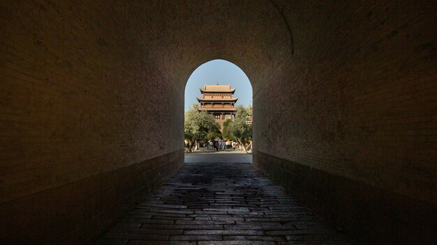 Fortaleza de Jiayuguan a través del arco en China