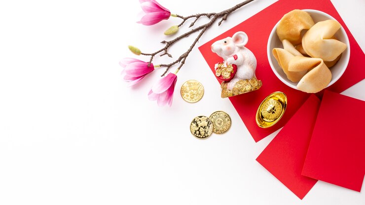 Foto gratuito fortune cookies y rata figurita año nuevo chino