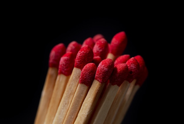 Fósforos de madera roja con fondo oscuro