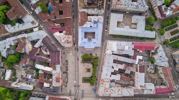 Foto aérea de chernivtsi edificios y calle de ciudad europea