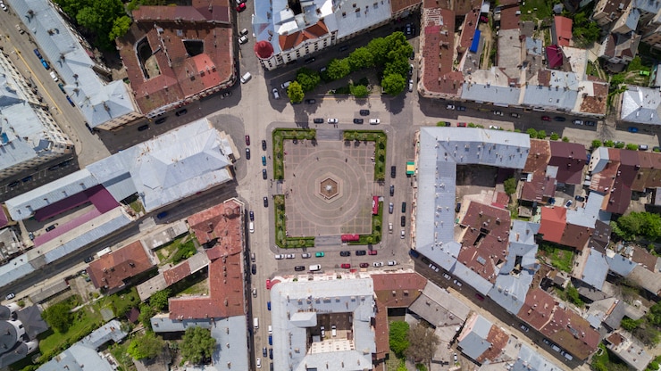 Foto gratuito foto aérea de chernivtsi edificios y calle de ciudad europea