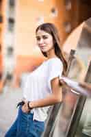 Foto gratuita foto al aire libre de la mujer joven linda en el puente en ciudad europea.