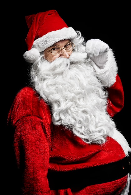 Foto de alegre santa claus en tiro de estudio