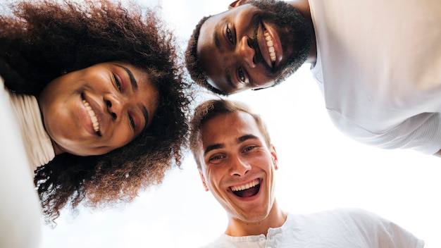 Foto con amigos interculturales.