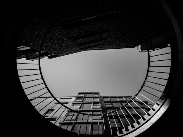 Foto de ángulo bajo de edificio de gran altura