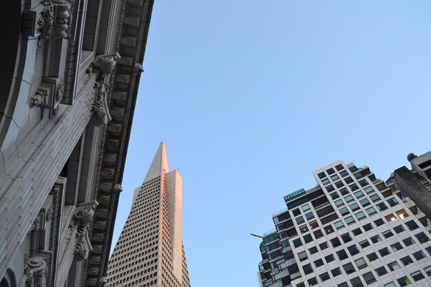 Foto de un antiguo edificio histórico cerca de edificios arquitectónicos abstractos contemporáneos de gran altura