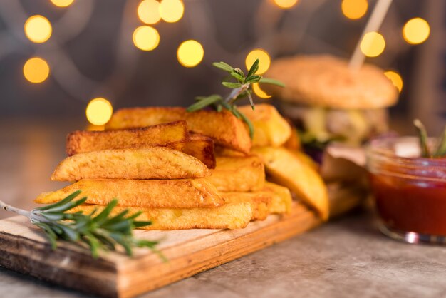 Foto artística de deliciosas papas fritas