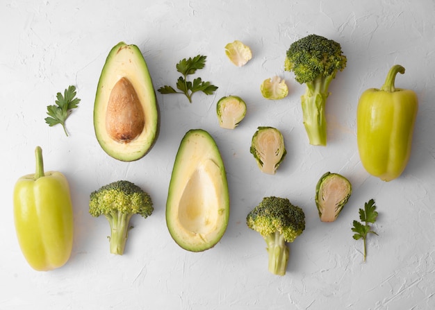 Foto artística de deliciosas verduras sobre fondo blanco.