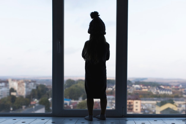 Foto artística niña junto a la ventana