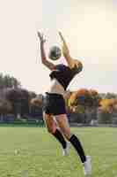 Foto gratuita foto artística de niña tratando de atrapar una pelota