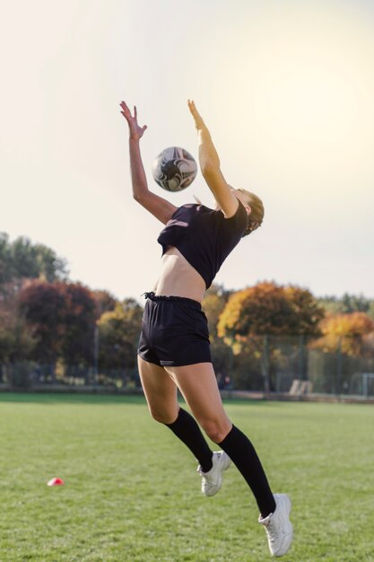 Foto artística de niña tratando de atrapar una pelota