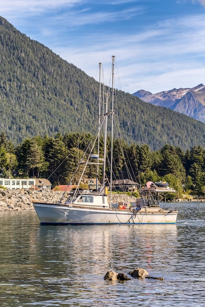 Foto de un barco de pesca navegando en el puerto de Sitka