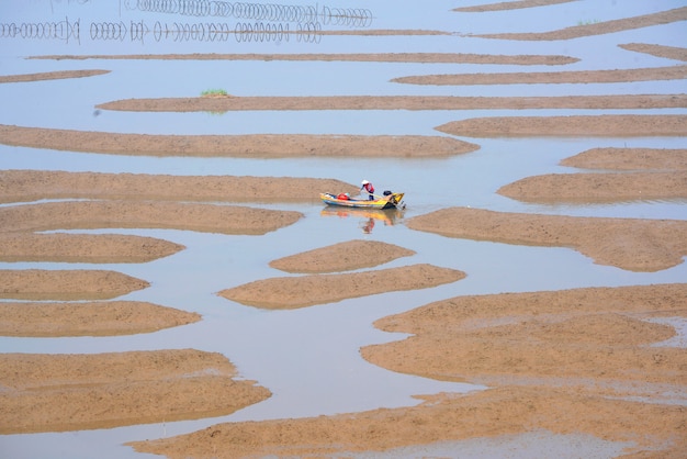 Foto gratuita foto de un barco en el río, un paisaje único después de la marea baja