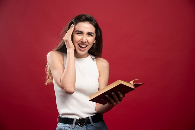 Foto de bella dama sosteniendo un libro