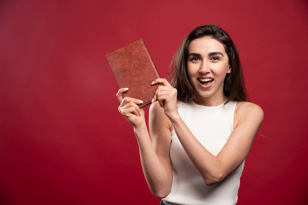 Foto de bella dama sosteniendo un libro