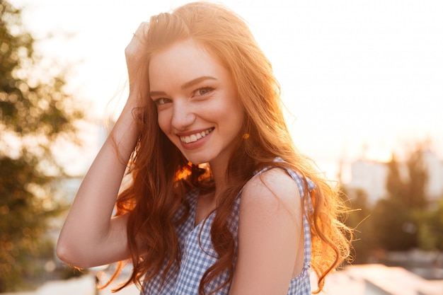 Foto gratuita foto de belleza sonriente niña de jengibre en vestido