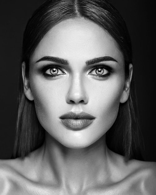Foto en blanco y negro de glamour sensual retrato de mujer hermosa dama modelo