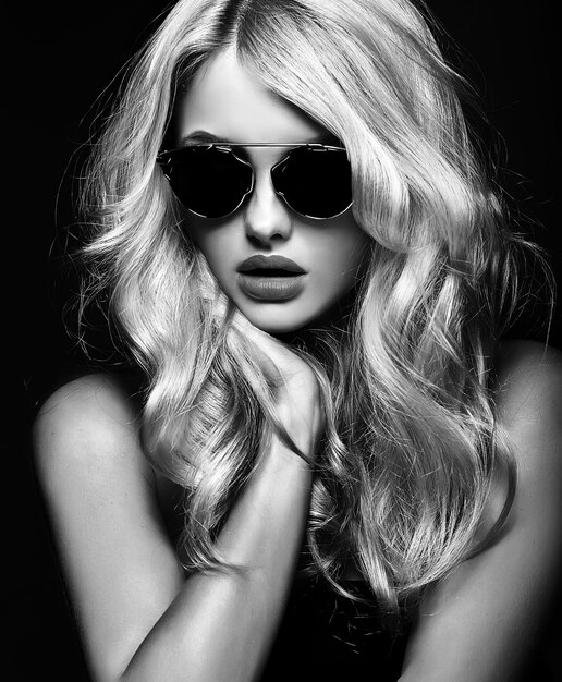 foto en blanco y negro de hermosa linda mujer rubia niña en gafas de sol