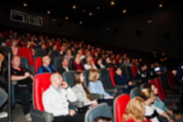 Foto borrosa de la audiencia en el cine.