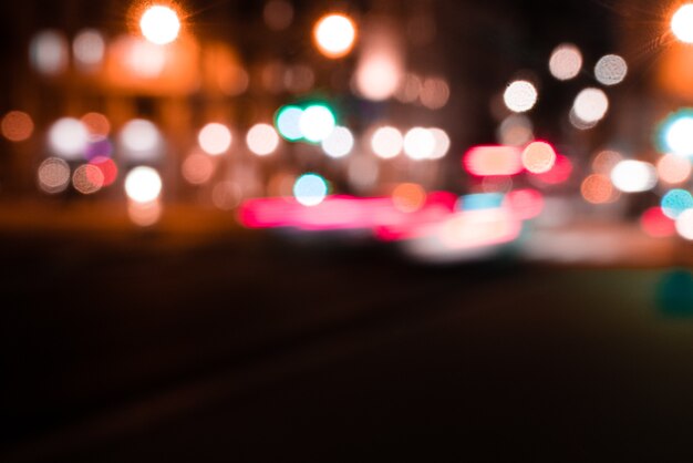 Foto borrosa de las luces de la ciudad y el tráfico por la noche