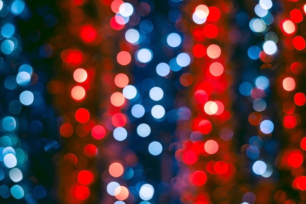 Foto borrosa de luces navideñas rojas y azules