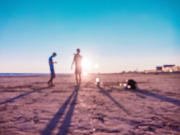 Foto borrosa de personas en la playa