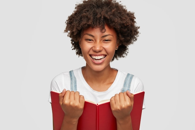 Foto de cabeza de un ratón de biblioteca de piel oscura satisfecho, feliz de terminar de leer el bestseller