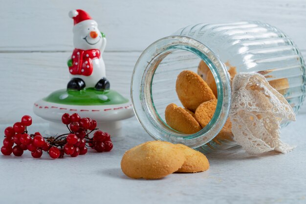 Foto de cerca de galletas caseras frescas delante del tarro.