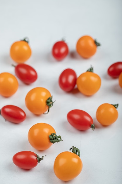 Foto gratuita foto de cerca de tomates cherry frescos sobre fondo blanco. foto de alta calidad