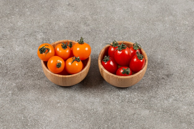 Foto de cerca de tomates cherry rojos y amarillos.