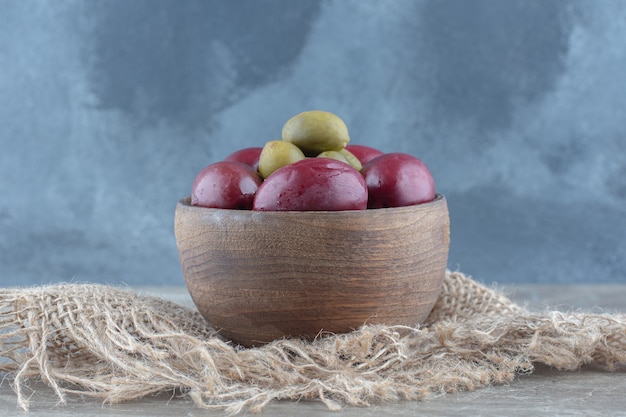 Foto gratuita foto de cerca de vegetales enlatados en un tazón de madera.