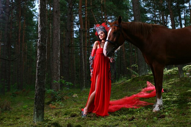 foto de chica glamorosa con caballo