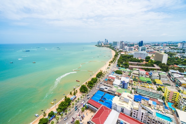 Foto de una ciudad con playa vista desde arriba