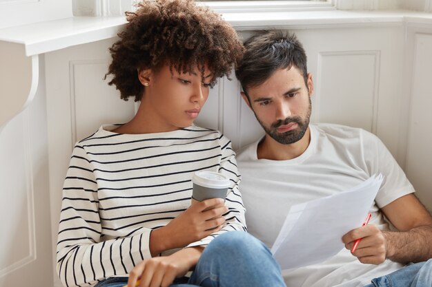 Foto de colegas de negocios multiétnicos discutir asuntos