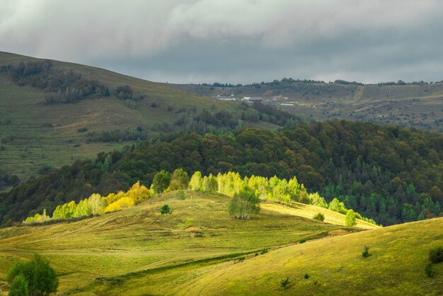 Foto colorida del valle de Ponor, Alba, montañas Apuseni, Cárpatos